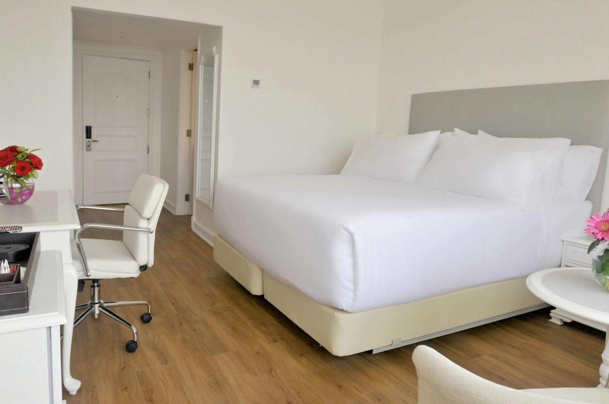 Nh Collection Plaza Santiago Hotel Kültér fotó A room at the hotel