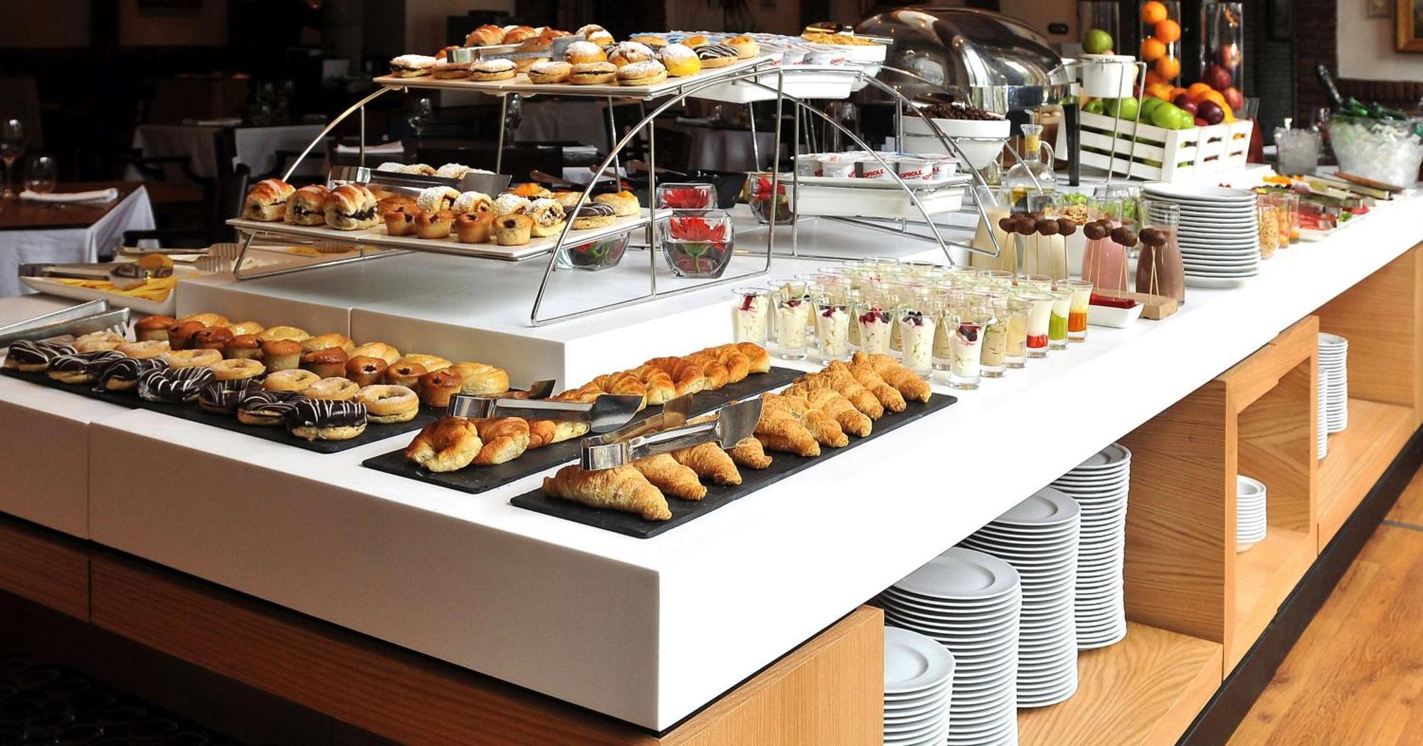 Nh Collection Plaza Santiago Hotel Kültér fotó A buffet