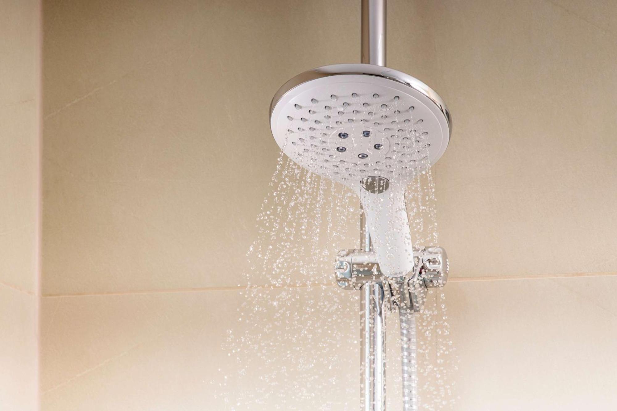 Nh Collection Plaza Santiago Hotel Kültér fotó A shower in operation