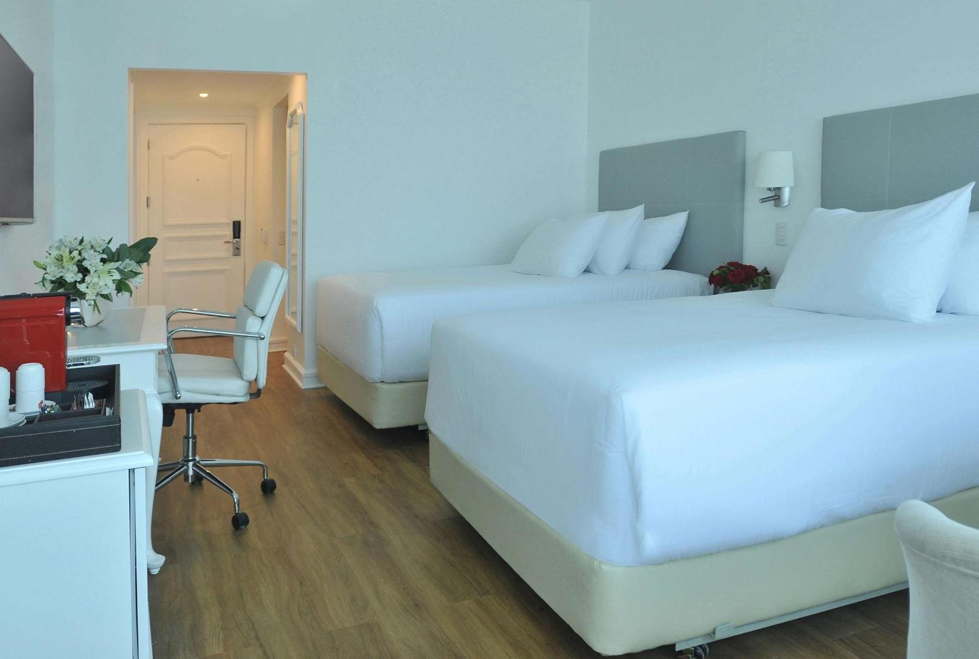 Nh Collection Plaza Santiago Hotel Kültér fotó A room at the hotel