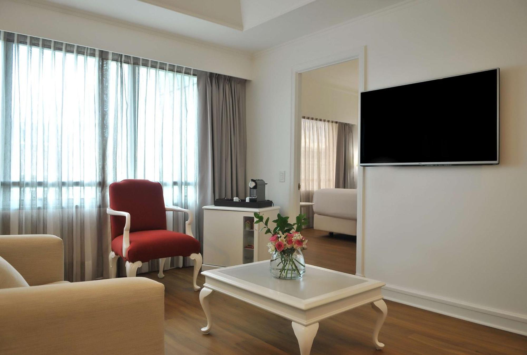 Nh Collection Plaza Santiago Hotel Kültér fotó A room at the hotel