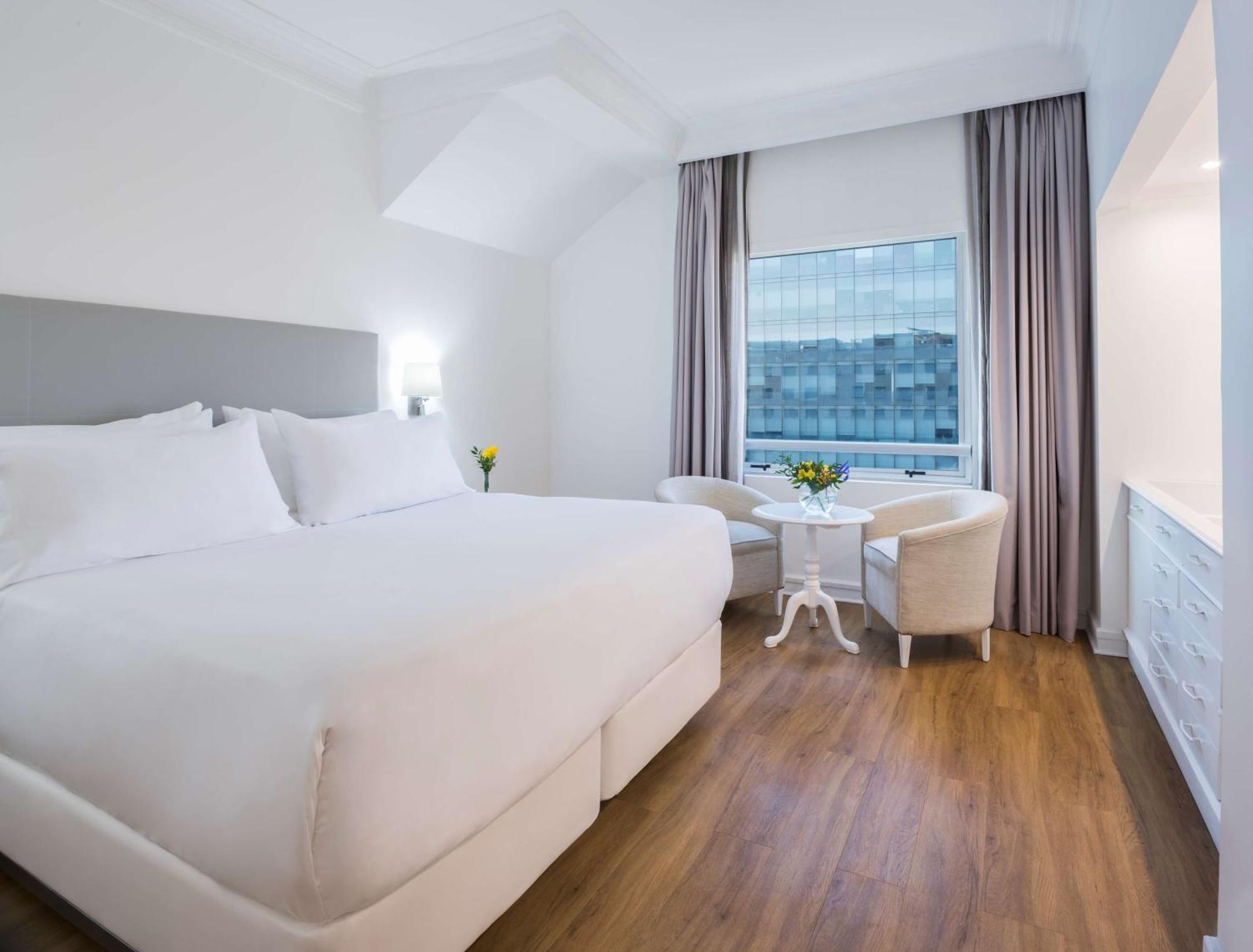 Nh Collection Plaza Santiago Hotel Kültér fotó A room at the hotel