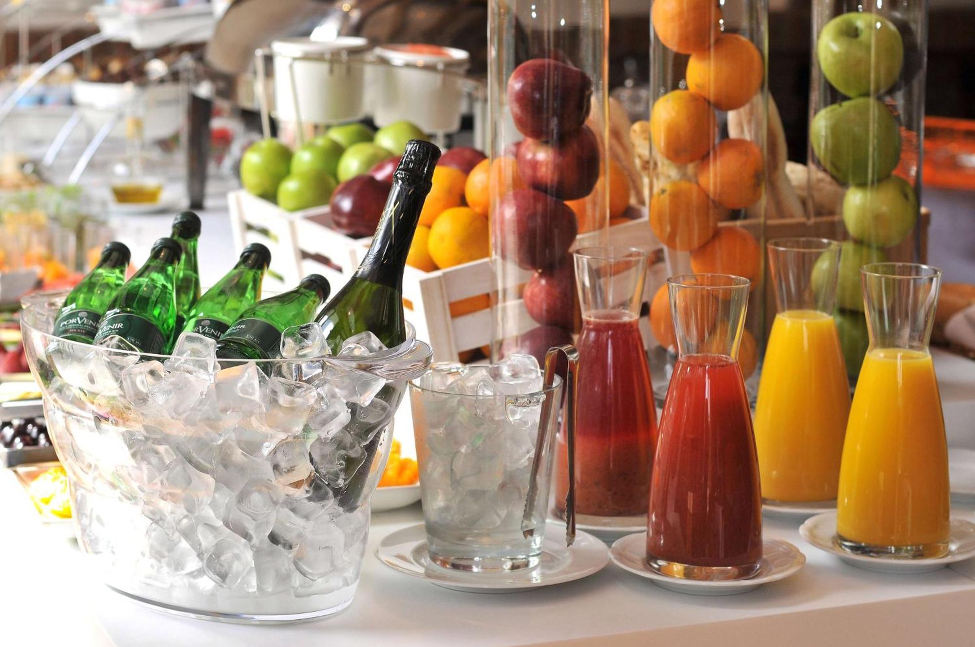 Nh Collection Plaza Santiago Hotel Kültér fotó Fruit juice