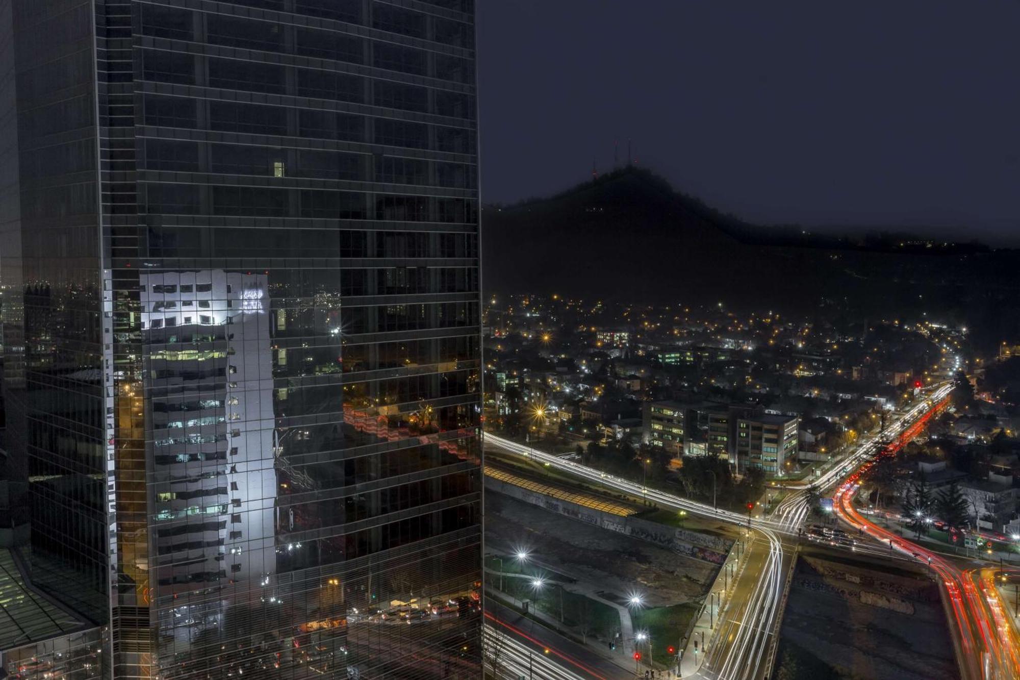 Nh Collection Plaza Santiago Hotel Kültér fotó View of the complex at night