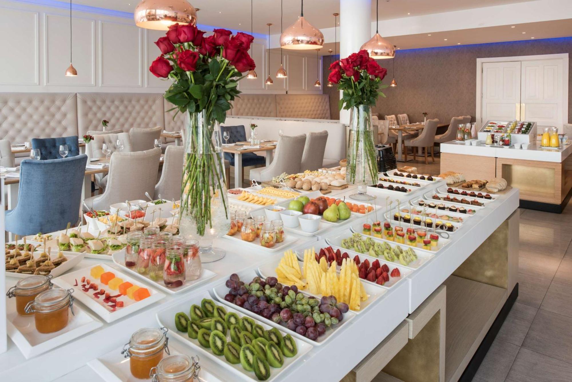 Nh Collection Plaza Santiago Hotel Kültér fotó A buffet at a hotel