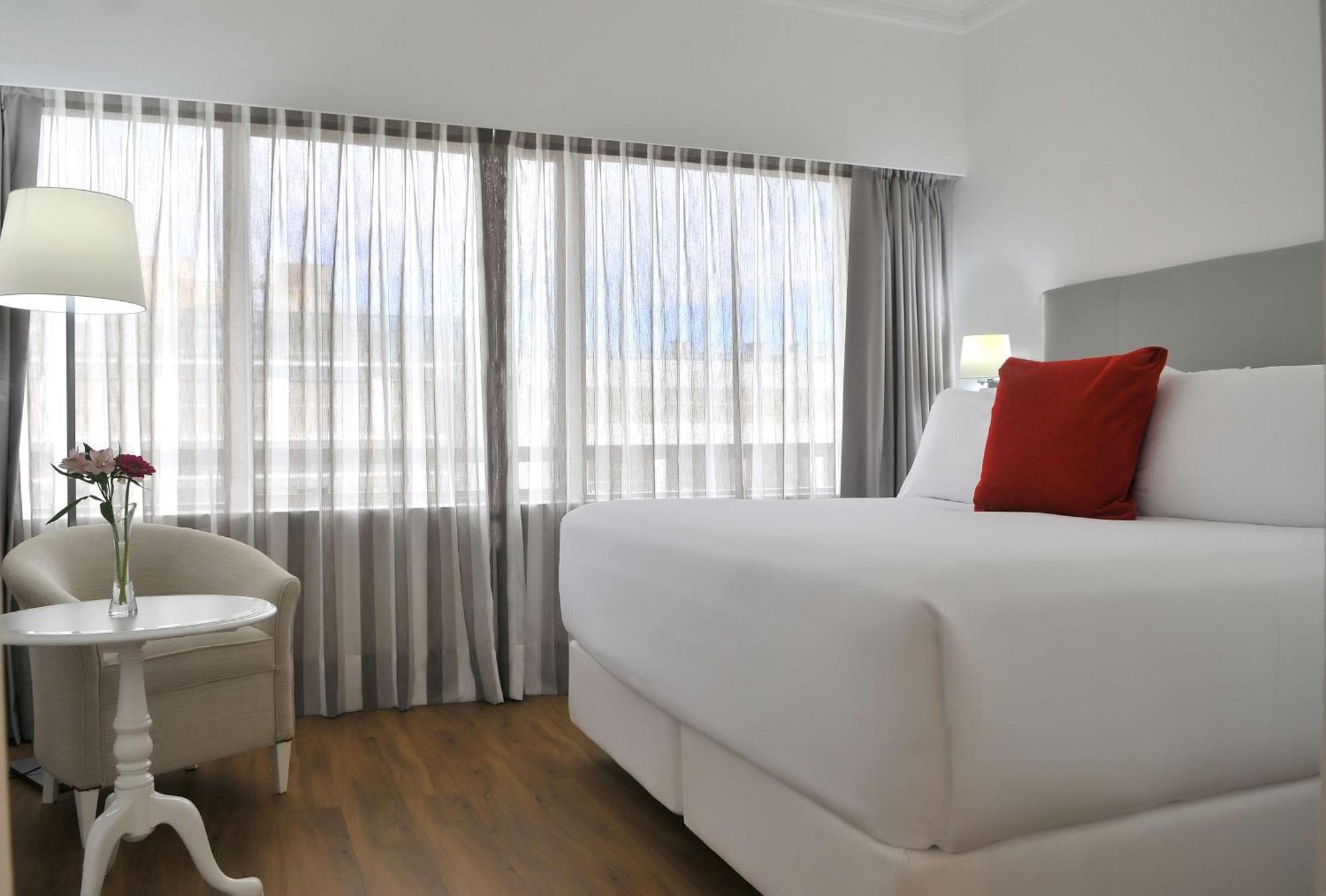 Nh Collection Plaza Santiago Hotel Kültér fotó A room at the hotel