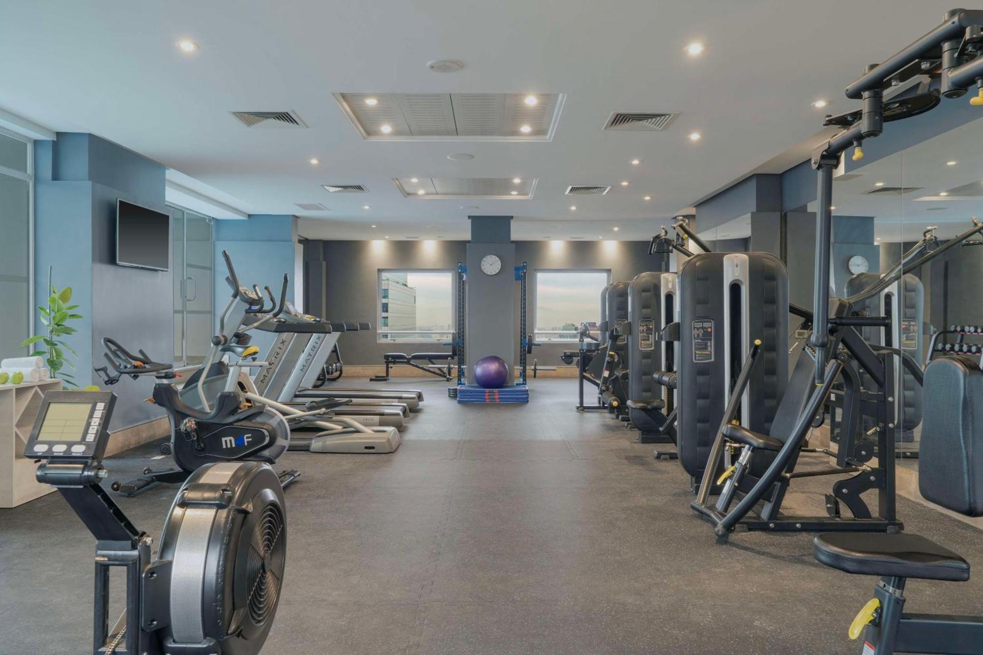 Nh Collection Plaza Santiago Hotel Kültér fotó The gym at the hotel