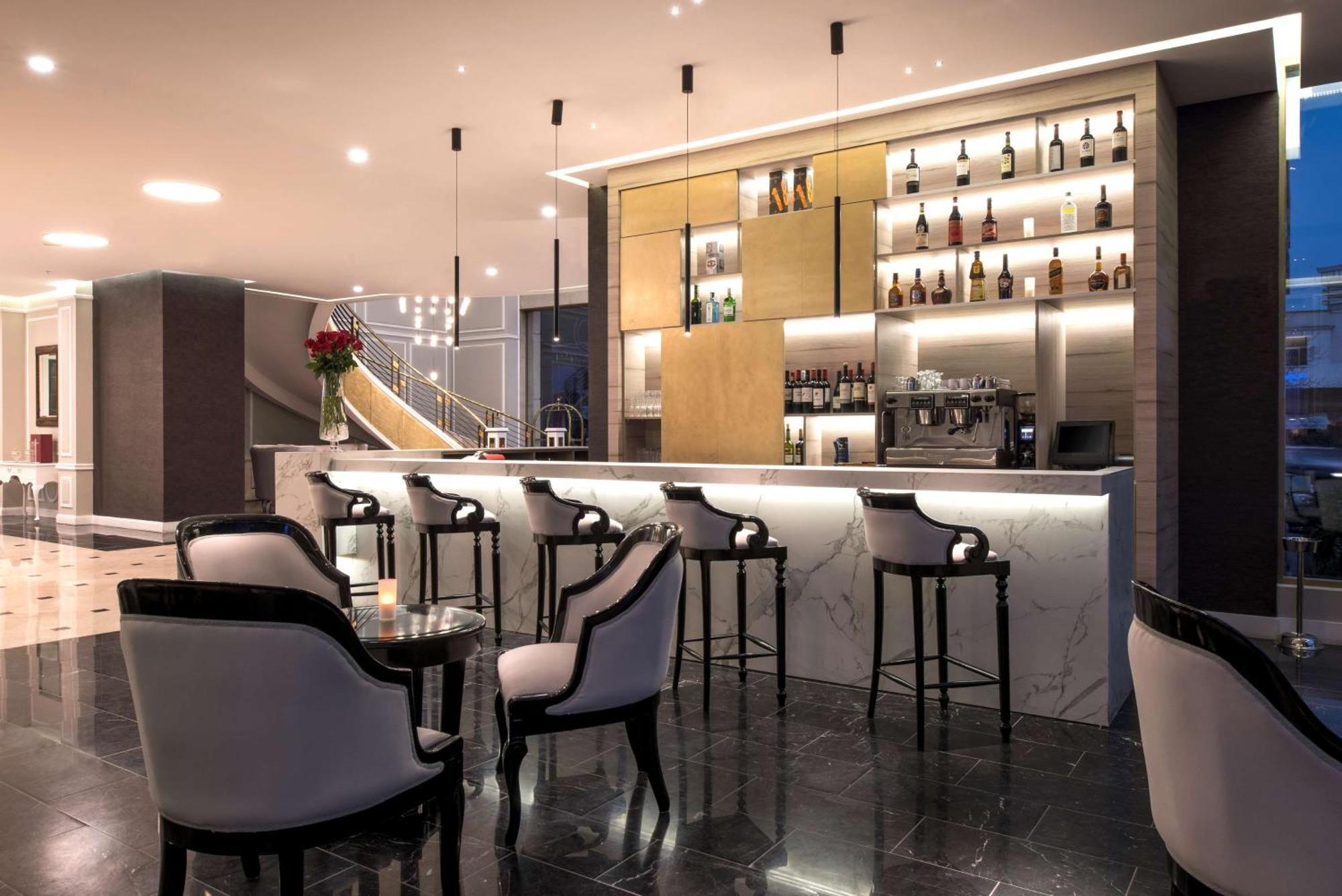 Nh Collection Plaza Santiago Hotel Kültér fotó The bar at the 100 Queen's Gate